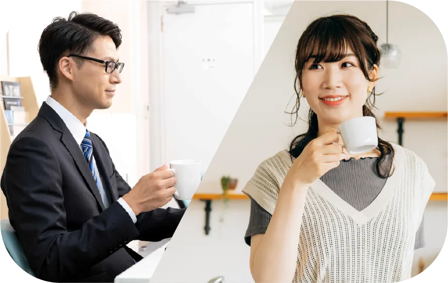 オフィスでも自宅でもマグカップを片手に持つ男性と女性
