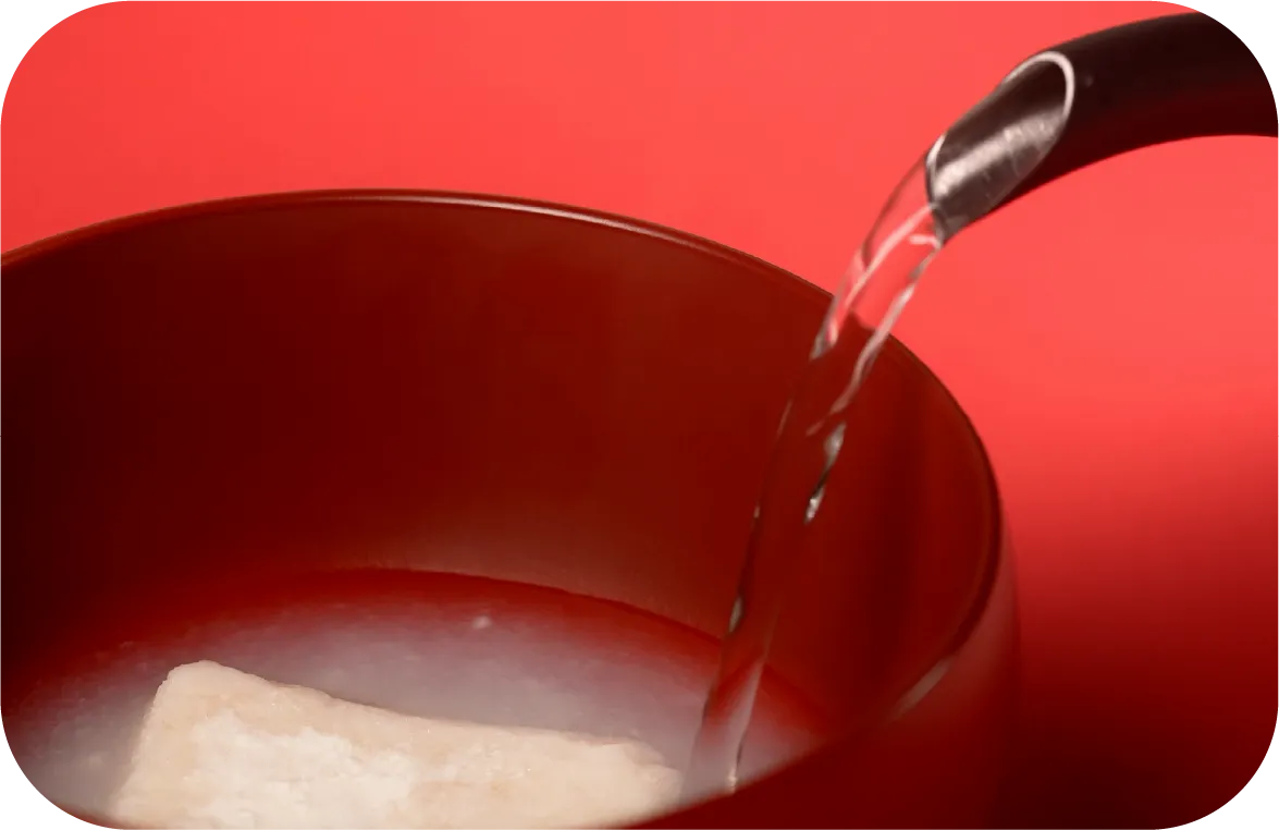 お湯を注いで甘酒を作っている様子