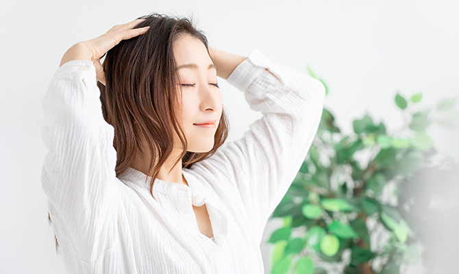頭皮マッサージをする女性
