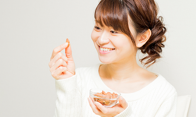 錠剤を持つ女性