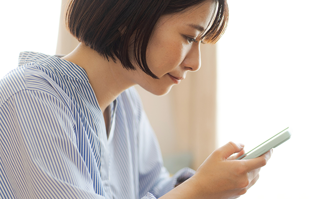 スマホを見る女性