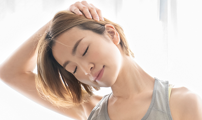 首を横に倒す女性
