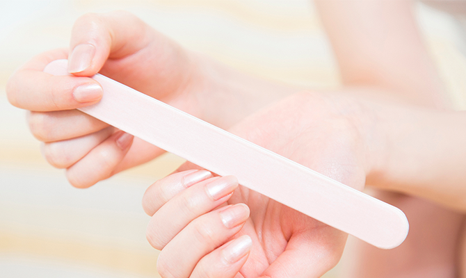 爪やすりでネイルケアをしている写真