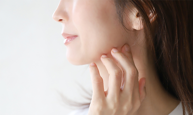 顎のたるみが気になる女性