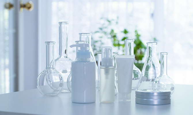 スキンケア成分の入っているフラスコ