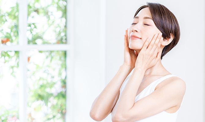 スキンケア中の女性