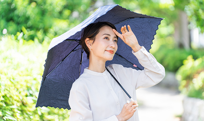 日傘を差す女性