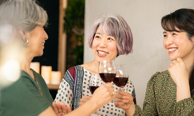談笑する女性3人