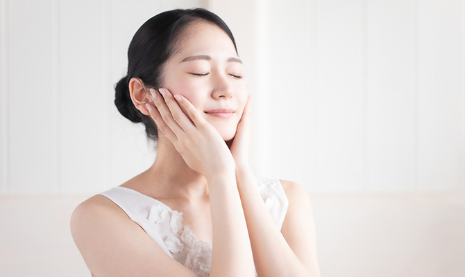 スキンケア中の女性