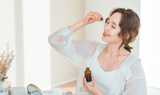 スキンケア中の女性