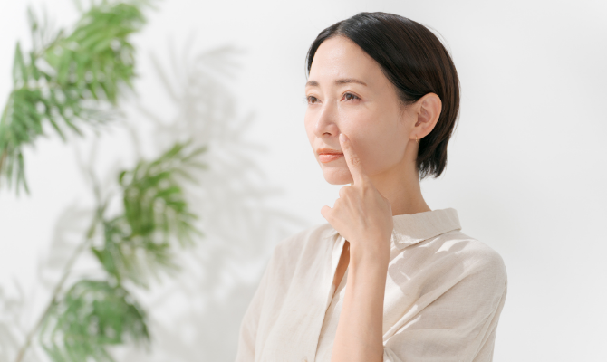 考えごとをする女性