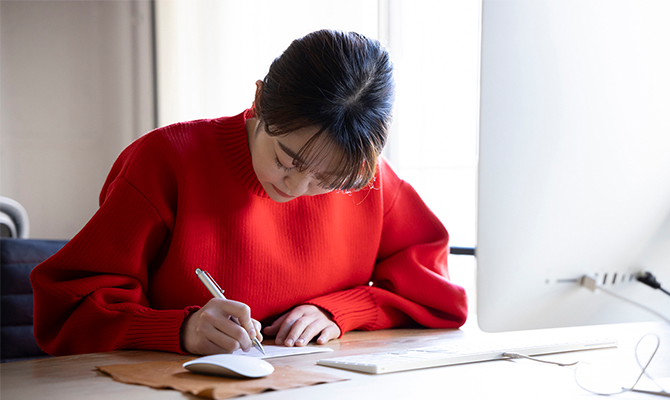 手帳に記録する女性