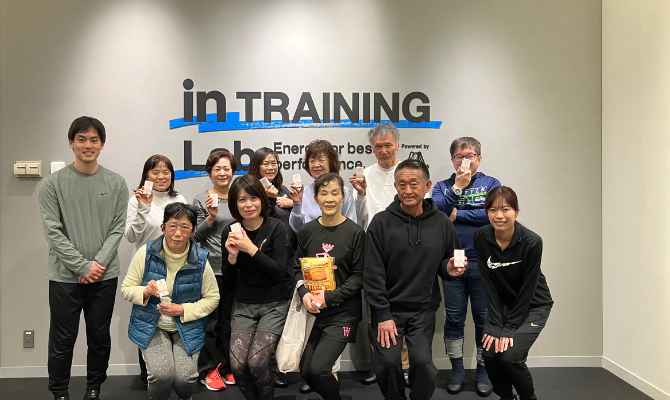 参加者の皆さまと「おいしいコラーゲンドリンク」を持って