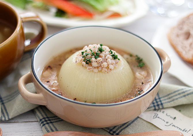 もち麦とまるごと新玉ねぎのスープ
