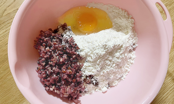 雑穀クッキーの材料を入れたボール