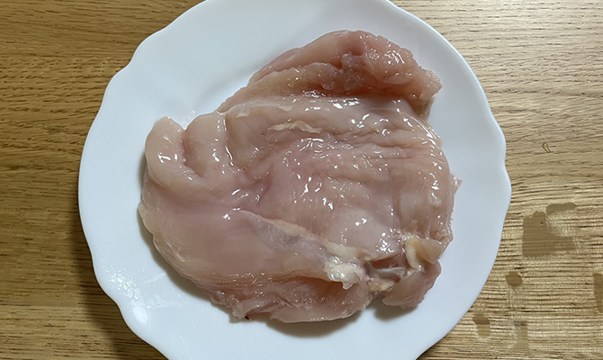 皮をはがした鶏むね肉