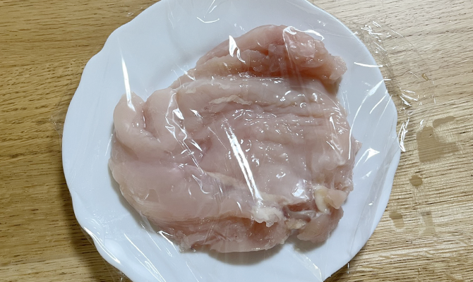 鶏むね肉を置いてラップをかけたお皿