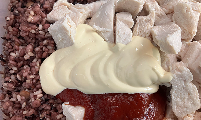 鶏むね肉とオーロラソースを入れたボウル