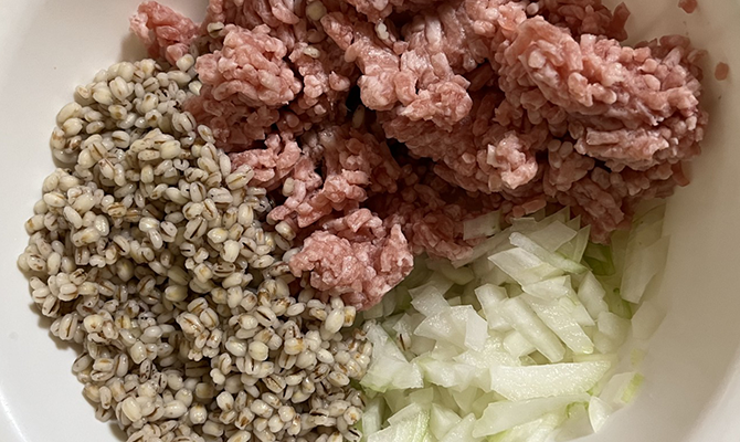 もち麦、豚ひき肉、玉ねぎを入れたボール