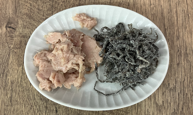 お皿に載ったツナと塩昆布