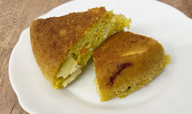 お皿に切り分けた青汁ケークサレ