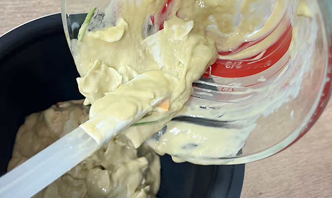 生地の材料をゴムベラで混ぜ合わせる