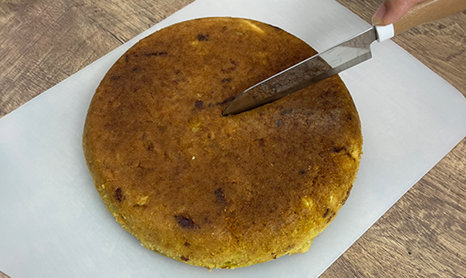 包丁で切り分ける青汁ケークサレ