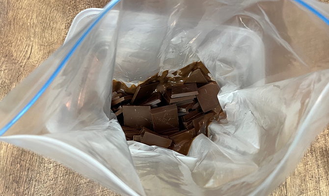 保存袋に入れて湯煎中の板チョコ