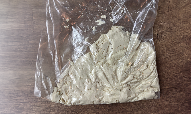保存袋に入れてもみ、ペースト状になった絹豆腐