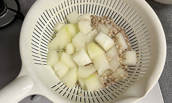 もち麦と冬瓜をザルにあげ、水気を切る
