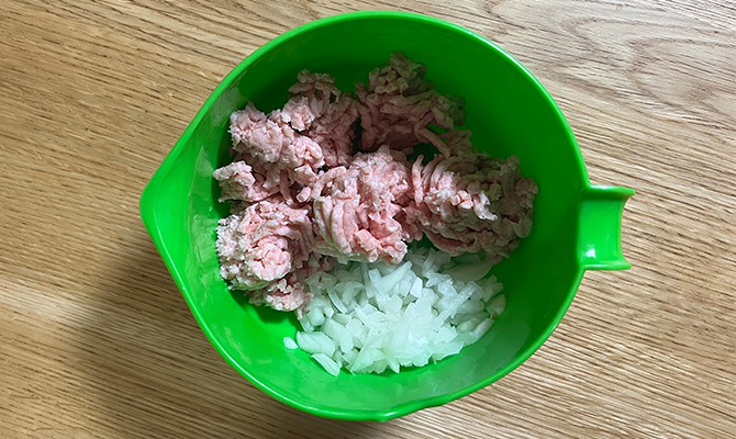 ボウルに豚ひき肉、玉ねぎ、塩・こしょうを入れよく混ぜたもの。