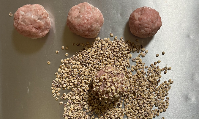 周りにもち麦を付けた肉だね