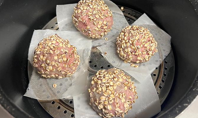 蒸し器の中で蒸される肉だね