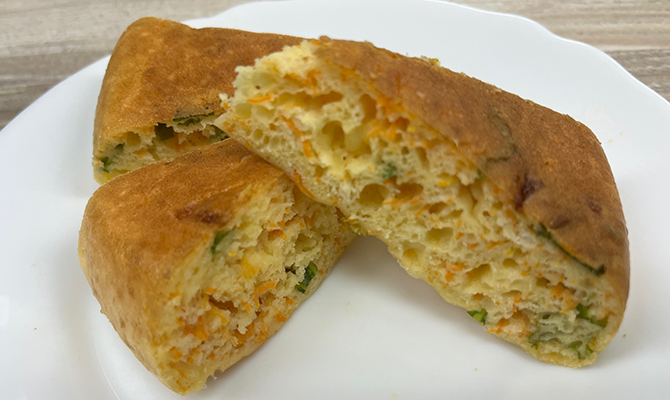 お皿に切り分けた根菜ケークサレ