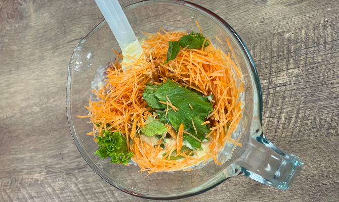 生地の材料をゴムベラで混ぜ合わせる