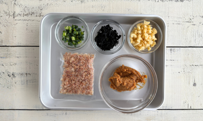 味噌汁の材料、青ネギ、乾燥わかめ、油揚げ、かつおぶし、味噌