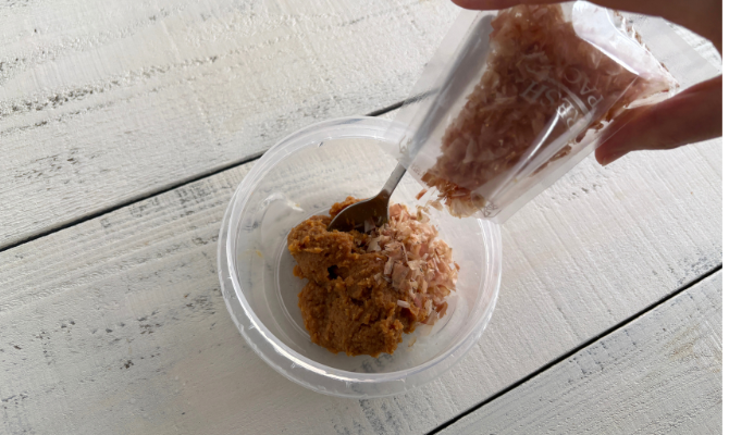 保存容器に味噌とかつおぶしを入れる。