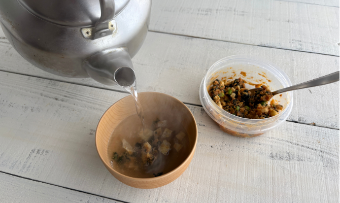 適量をお椀に入れて、熱湯を注ぎ、よくかき混ぜて溶かしたもの