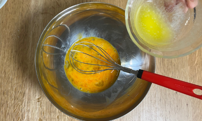 溶きほぐした卵に溶かしバターを加える。