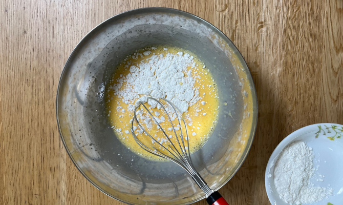 材料にホットケーキミックスを加え、混ぜ合わせる