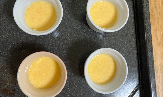 材料を型の半分まで入れる。