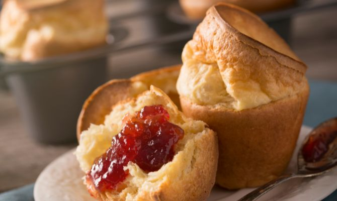 ジャムを載せたポップオーバー