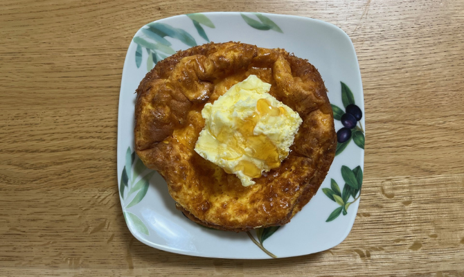 お皿の上に載せたポップオーバー