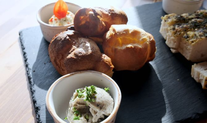 食卓に置かれたポップオーバー