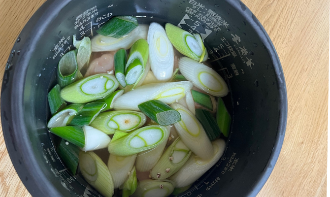 万能ねぎ以外の材料を入れた炊飯器