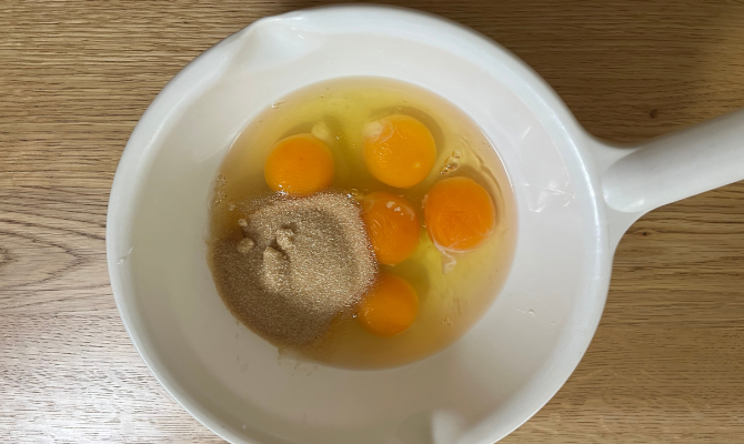 卵と砂糖を入れたボウル