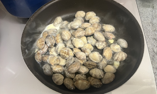 冷凍あさりを炒める