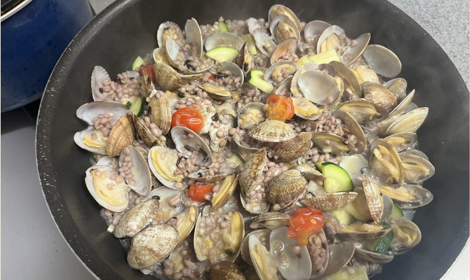 完成したもち麦と雑穀で作るアサリのフレーグラ風