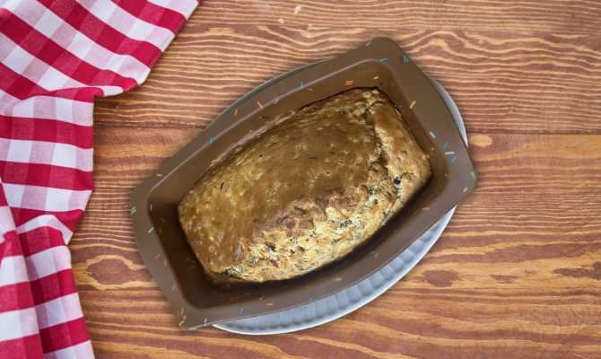 焼きあがったもち麦と雑穀のパウンドケーキ