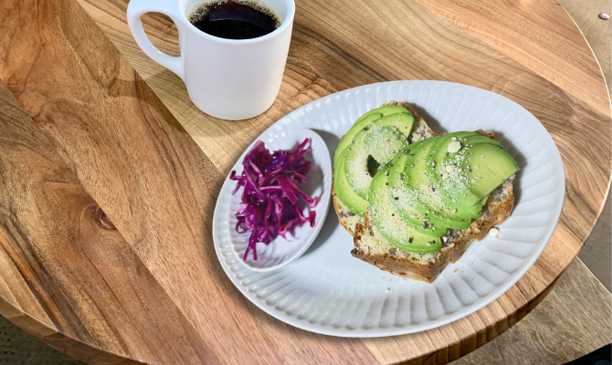 アボカドを添えたもち麦と雑穀のパウンドケーキ